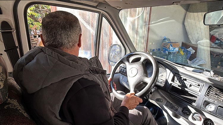 Trafik polisi, ceza kestiği kişinin kim olduğunu öğrenince parayı cebinden ödedi