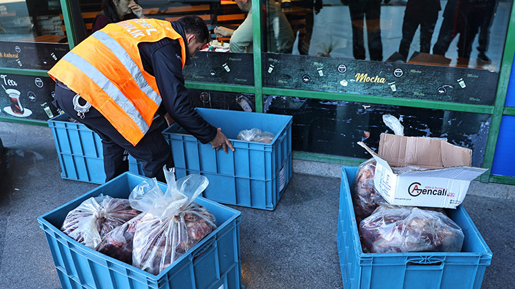 Gıda güvenliği umurlarında değil! Otogarda 'pes' dedirten manzara: Otobüsün bagajında getirdiler