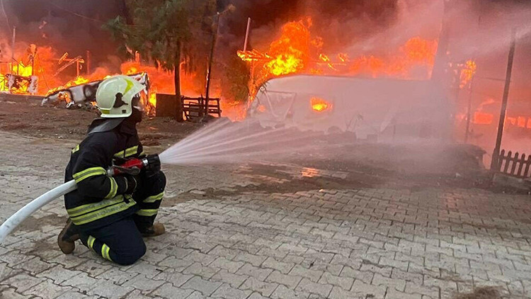 Birinde başlayıp diğerlerine sıçradı: Koyda karavan yangını