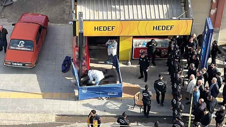 Dehşet zinciri... Önce anne ve oğlunu ardından büfeciyi öldürdü