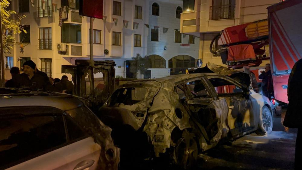 Eyüpsultan’da iki araç kül oldu! Mahallenin elektriği kesildi