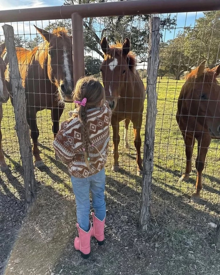 Küçük kızını herkesten saklıyor… Doğduğundan beri yüzünü gören yok