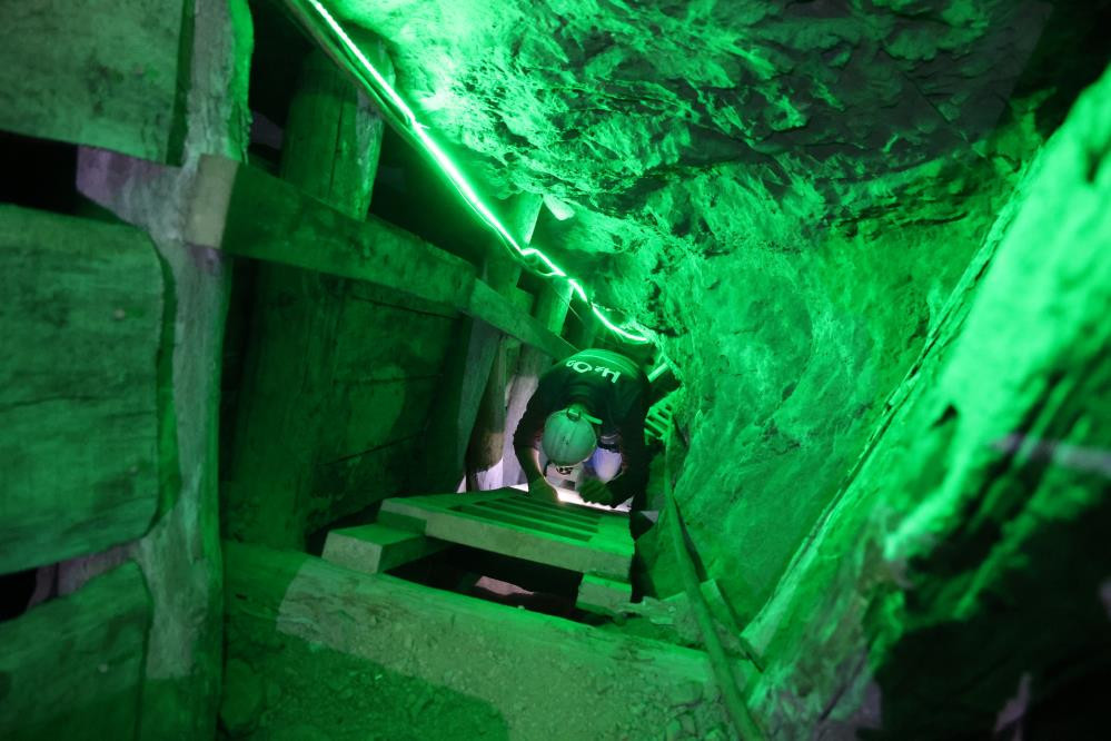 Yerin 700 metre altına iniyorlar: 550 milyon yıllık fay dokuları arasından çıkartıyorlar | Şu an burası cennet Yerin 700 metre altına iniyorlar: 550 milyon yıllık fay dokuları arasından çıkartıyorlar | Şu an burası cennet