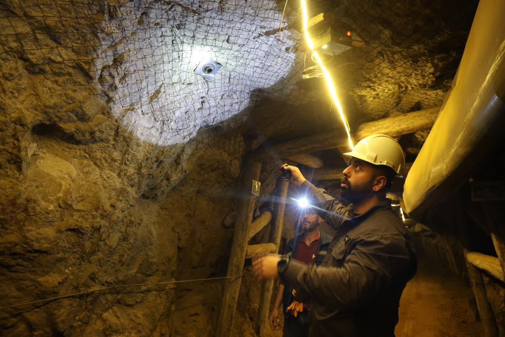 Yerin 700 metre altına iniyorlar: 550 milyon yıllık fay dokuları arasından çıkartıyorlar | Şu an burası cennet Yerin 700 metre altına iniyorlar: 550 milyon yıllık fay dokuları arasından çıkartıyorlar | Şu an burası cennet