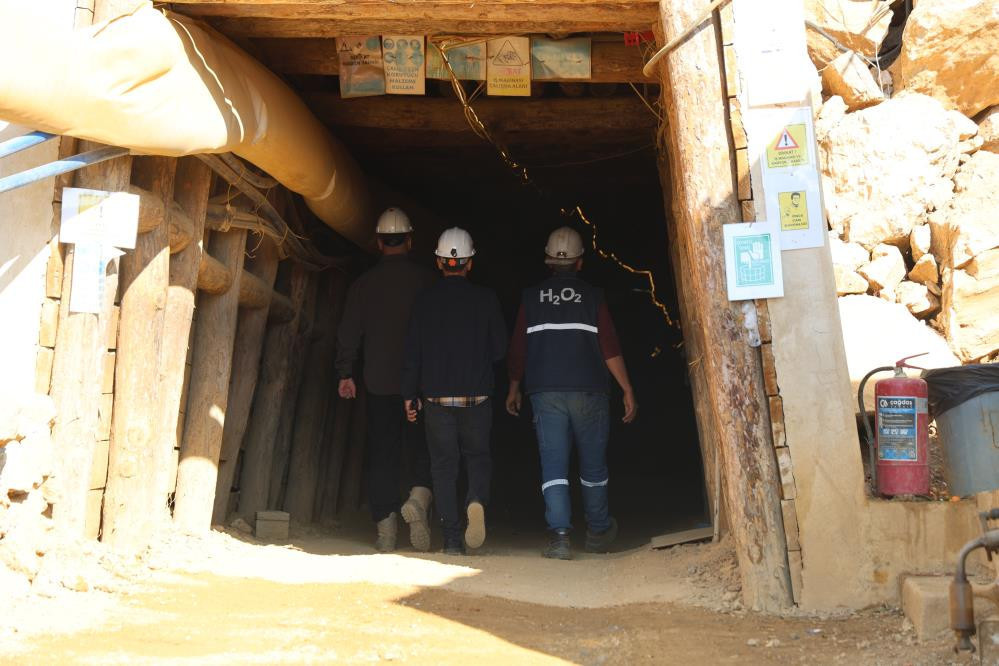 Yerin 700 metre altına iniyorlar: 550 milyon yıllık fay dokuları arasından çıkartıyorlar | Şu an burası cennet Yerin 700 metre altına iniyorlar: 550 milyon yıllık fay dokuları arasından çıkartıyorlar | Şu an burası cennet