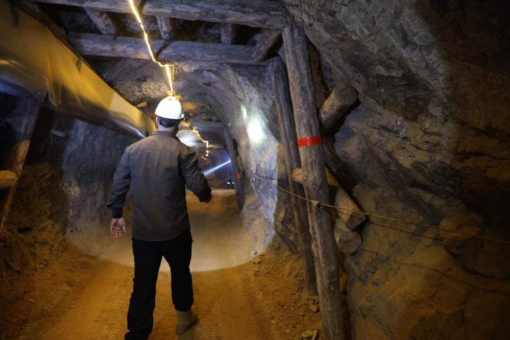 Yerin 700 metre altına iniyorlar: 550 milyon yıllık fay dokuları arasından çıkartıyorlar | Şu an burası cennet Yerin 700 metre altına iniyorlar: 550 milyon yıllık fay dokuları arasından çıkartıyorlar | Şu an burası cennet