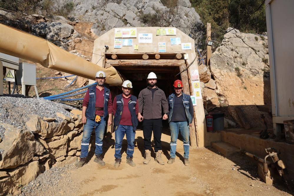 Yerin 700 metre altına iniyorlar: 550 milyon yıllık fay dokuları arasından çıkartıyorlar | Şu an burası cennet Yerin 700 metre altına iniyorlar: 550 milyon yıllık fay dokuları arasından çıkartıyorlar | Şu an burası cennet