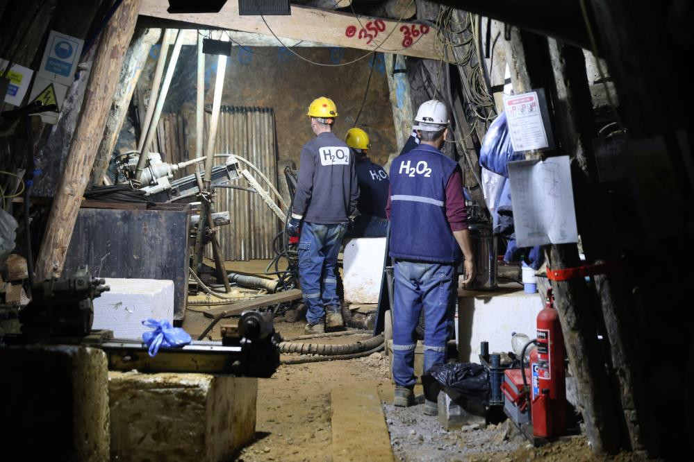 Yerin 700 metre altına iniyorlar: 550 milyon yıllık fay dokuları arasından çıkartıyorlar | Şu an burası cennet Yerin 700 metre altına iniyorlar: 550 milyon yıllık fay dokuları arasından çıkartıyorlar | Şu an burası cennet