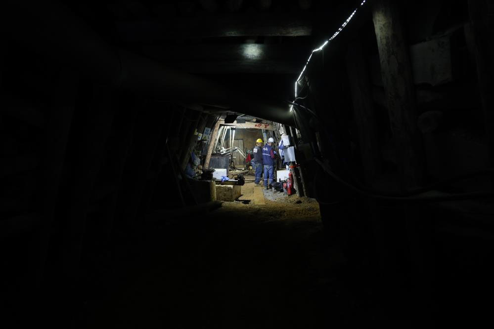 Yerin 700 metre altına iniyorlar: 550 milyon yıllık fay dokuları arasından çıkartıyorlar | Şu an burası cennet Yerin 700 metre altına iniyorlar: 550 milyon yıllık fay dokuları arasından çıkartıyorlar | Şu an burası cennet