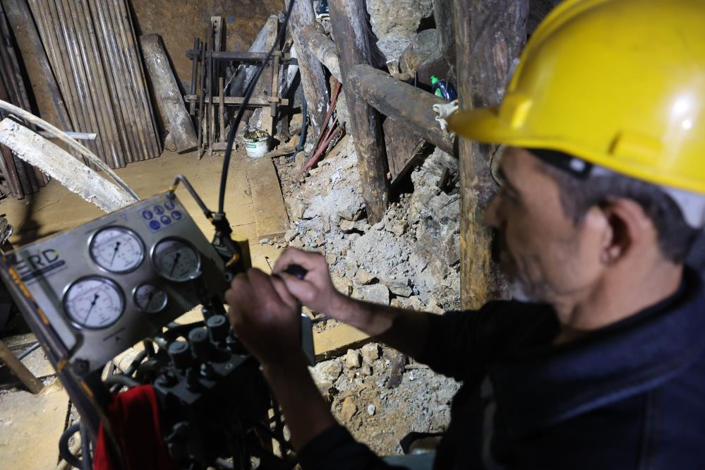 Yerin 700 metre altına iniyorlar: 550 milyon yıllık fay dokuları arasından çıkartıyorlar | Şu an burası cennet Yerin 700 metre altına iniyorlar: 550 milyon yıllık fay dokuları arasından çıkartıyorlar | Şu an burası cennet