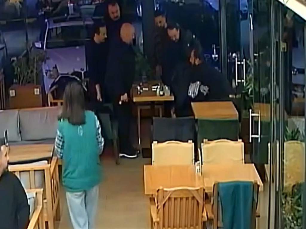 Nefes borusuna çay kaçtı, arkadaşı Heimlich manevrasıyla kurtardı