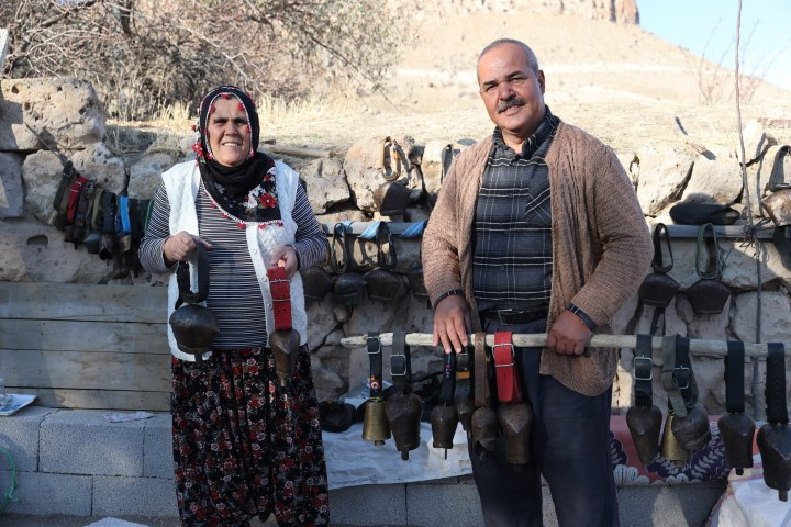  Bahçesinde sergiliyor