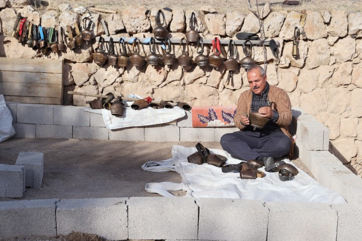  Bahçesinde sergiliyor