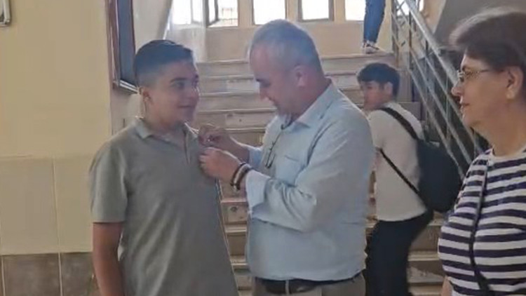 Lisedeki sosyal deneyde beklenen hareketi tek bir öğrenci sergiledi: İdare çeyrek altınla ödüllendirdi