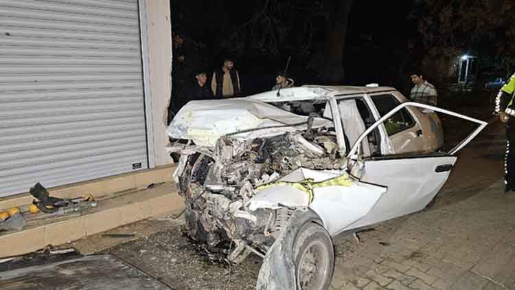Çocuk sürücünün kullandığı otomobil, kamyonetle çarpıştıktan sonra evin duvarına vurdu: 1 ölü, 1 yaralı