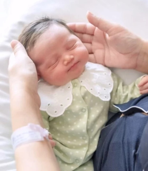 Doğumhane kapısında gözyaşlarıyla beklemiş: Verilmiş en güzel kararımızsın çocuk