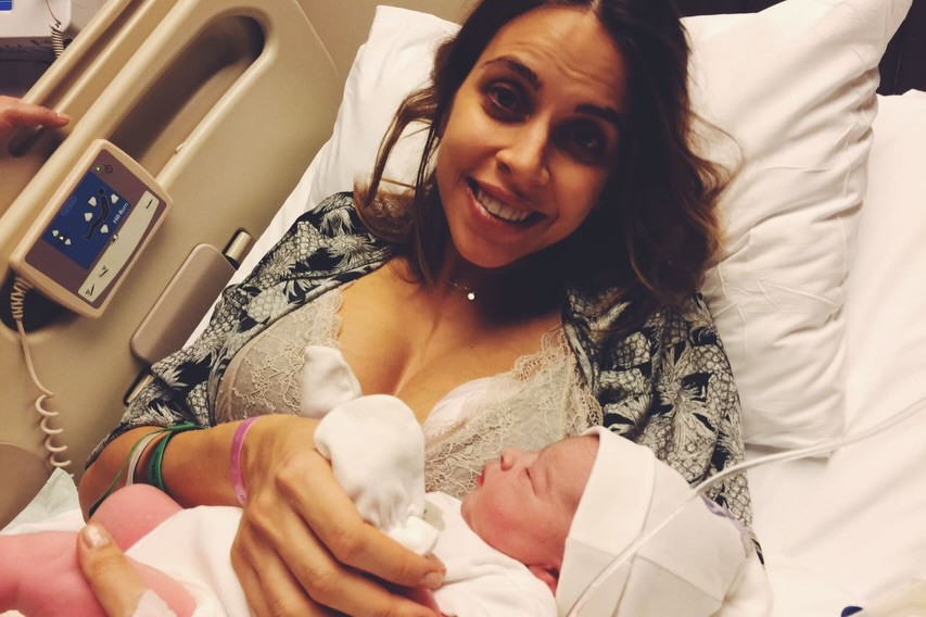 Doğumhane kapısında gözyaşlarıyla beklemiş: Verilmiş en güzel kararımızsın çocuk