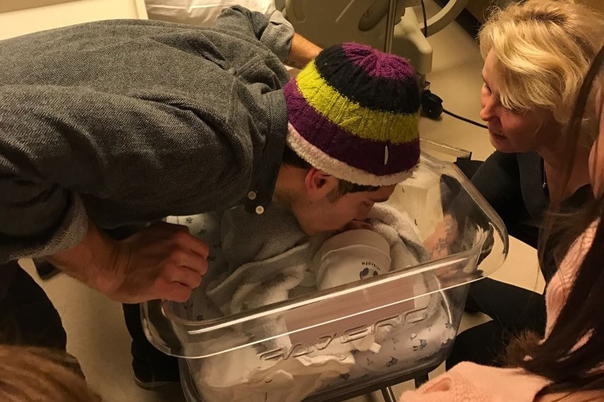 Doğumhane kapısında gözyaşlarıyla beklemiş: Verilmiş en güzel kararımızsın çocuk