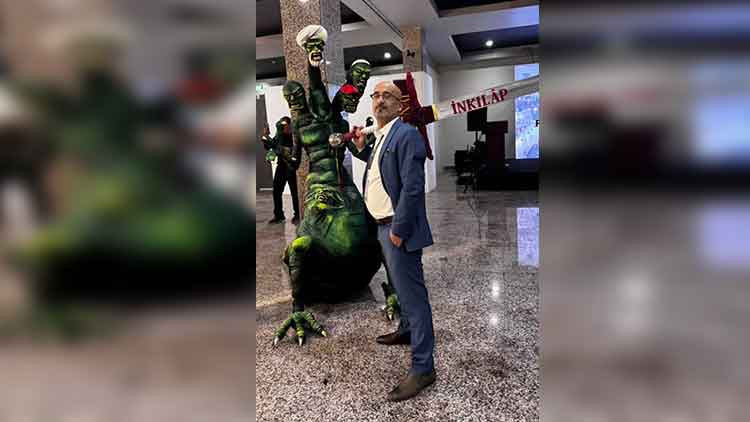 Tartışma yaratan heykele 2 tutuklama