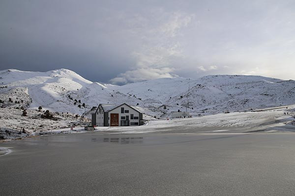 Meteoroloji uyarmıştı Kar yağışı başladı: Etkisi arttı, her yer beyaza büründü