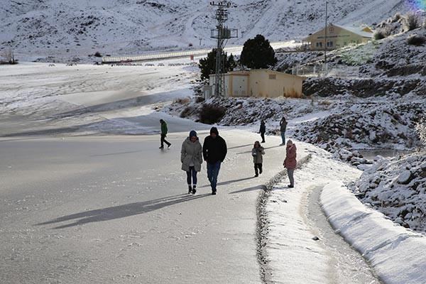 Meteoroloji uyarmıştı Kar yağışı başladı: Etkisi arttı, her yer beyaza büründü