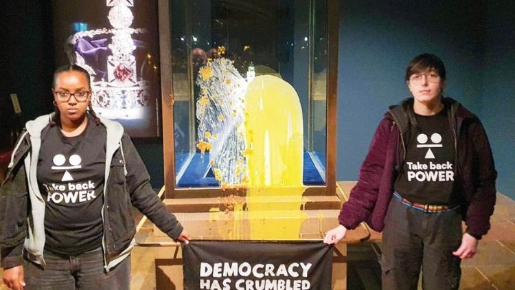 Kralların tacına muhallebili saldırı