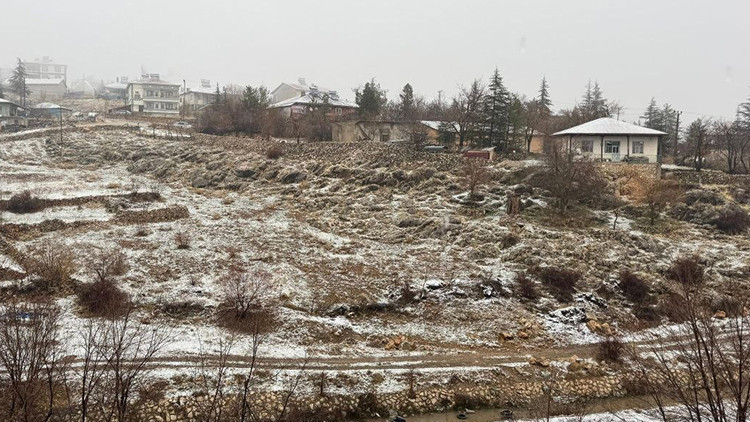 Meteoroloji uyarmıştı! Kış başladı... Buralara mevsimin ilk karı düştü
