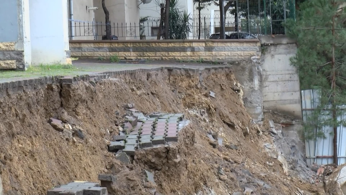 İstanbulda aralıklarla kuvvetli yağış etkili oluyor