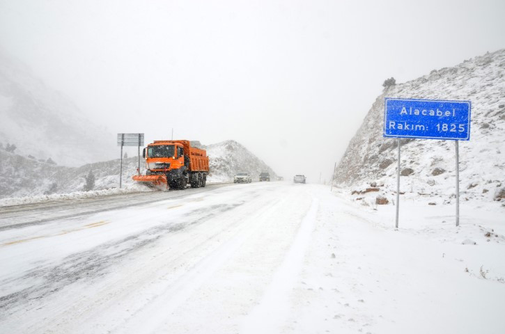 Sıcağıyla meşhur ilde kış başladı... Mevsimin ilk karı düştü