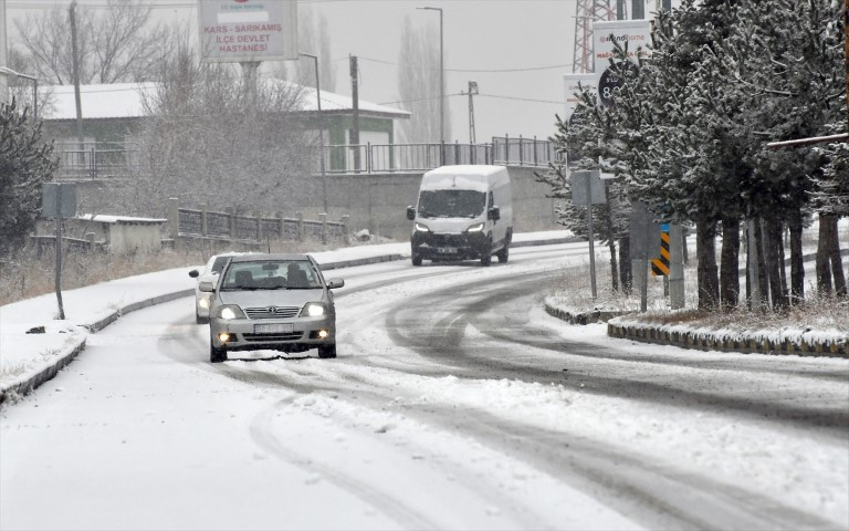 Sıcağıyla meşhur ilde kış başladı... Mevsimin ilk karı düştü