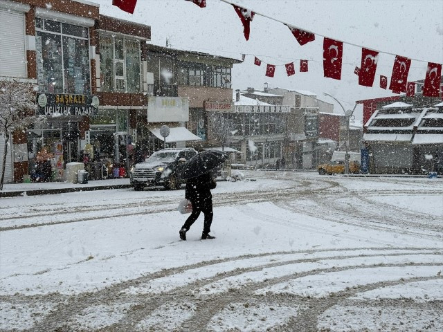 Sıcağıyla meşhur ilde kış başladı... Mevsimin ilk karı düştü