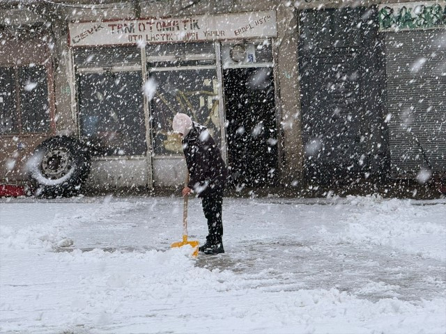 Sıcağıyla meşhur ilde kış başladı... Mevsimin ilk karı düştü