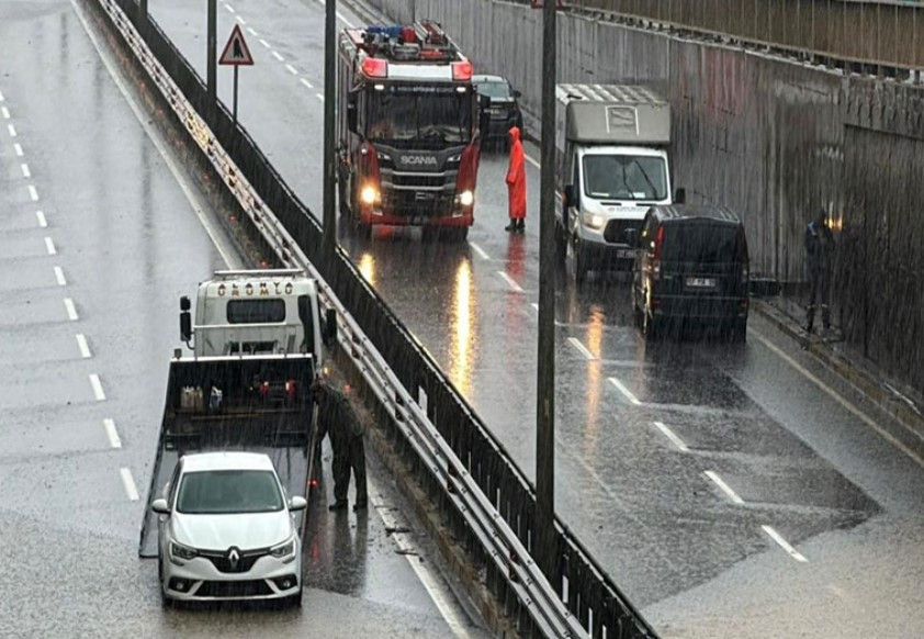 Alanya'da sağanak sonrası alt geçitte mahsur kalan 8 kişi kurtarıldı
