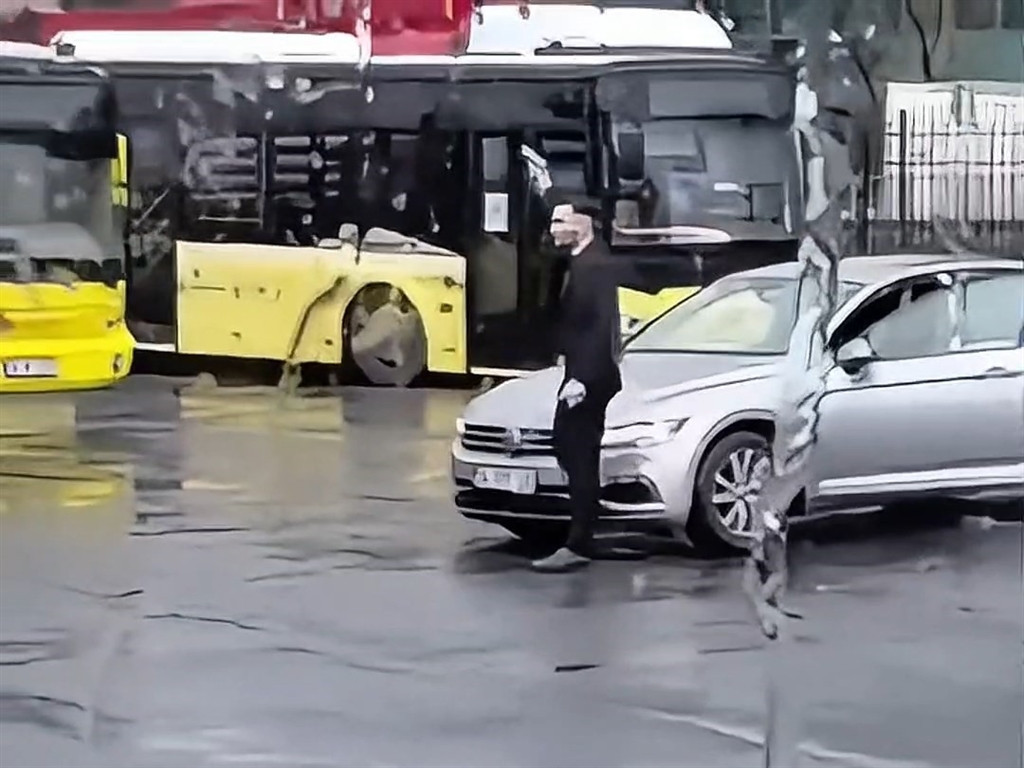 Kağıthane'de otobüs durağında havaya ateş açtı; arkadaşına cep telefonuyla kaydettirdi