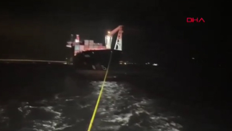 Çanakkale Boğazı'nda konteyner gemisi arızalandı