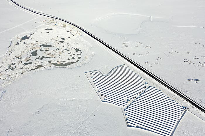  Göçmen kuşların rotası olan göl dondu, evler beyaz örtüyle kaplandı