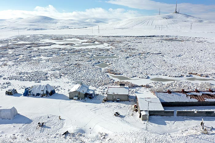  Göçmen kuşların rotası olan göl dondu, evler beyaz örtüyle kaplandı