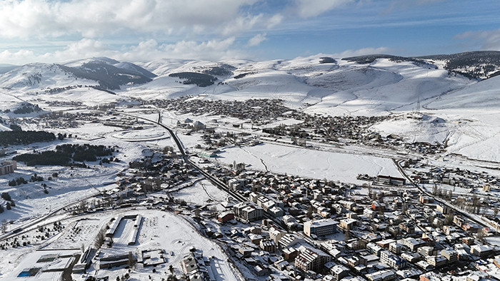  Göçmen kuşların rotası olan göl dondu, evler beyaz örtüyle kaplandı
