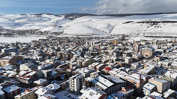  Göçmen kuşların rotası olan göl dondu, evler beyaz örtüyle kaplandı