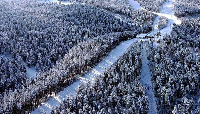  Göçmen kuşların rotası olan göl dondu, evler beyaz örtüyle kaplandı