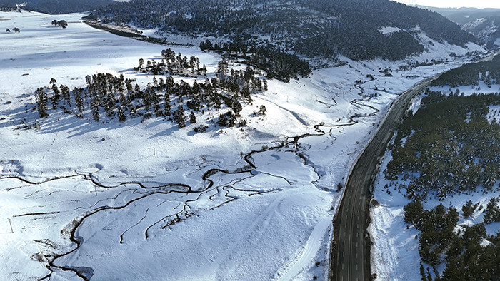  Göçmen kuşların rotası olan göl dondu, evler beyaz örtüyle kaplandı