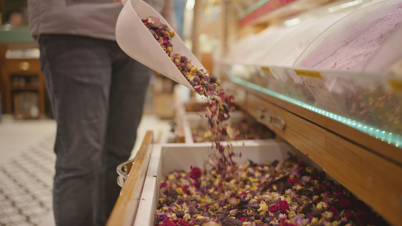 Bitki çayında asıl mesele doğallık değil, doz ve etkileşimdir