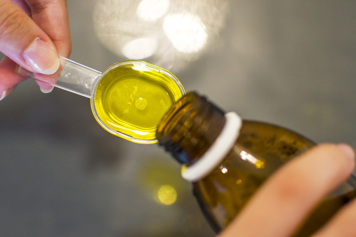 Yüzyıllardır kullanılıyor, gerçekten işe yarıyor mu Öksürük ilaçları kullanırken bu uyarılara dikkat