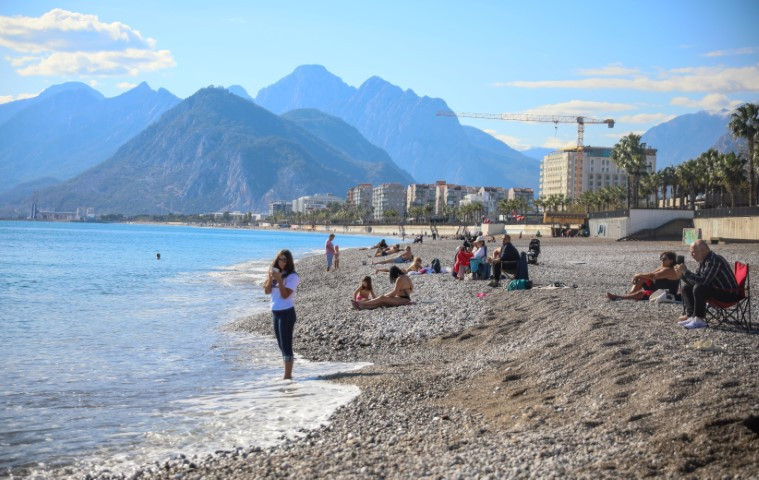  Şiddetli yağışlar yerini güneşe bıraktı, ısınan havayı fırsat bilenler sahile koştu