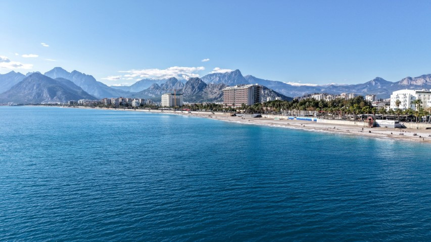  Şiddetli yağışlar yerini güneşe bıraktı, ısınan havayı fırsat bilenler sahile koştu