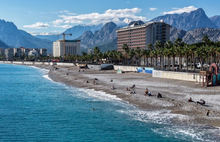  Şiddetli yağışlar yerini güneşe bıraktı, ısınan havayı fırsat bilenler sahile koştu