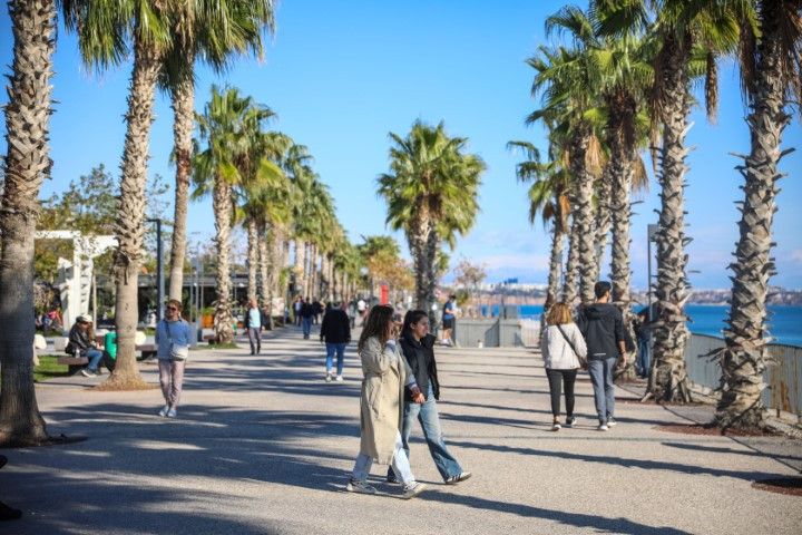  Şiddetli yağışlar yerini güneşe bıraktı, ısınan havayı fırsat bilenler sahile koştu
