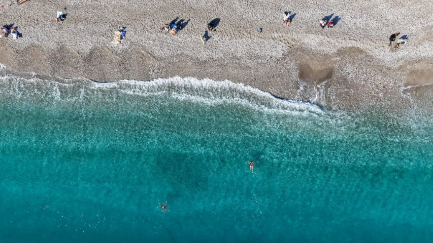  Şiddetli yağışlar yerini güneşe bıraktı, ısınan havayı fırsat bilenler sahile koştu