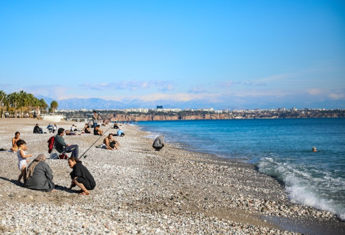  Şiddetli yağışlar yerini güneşe bıraktı, ısınan havayı fırsat bilenler sahile koştu