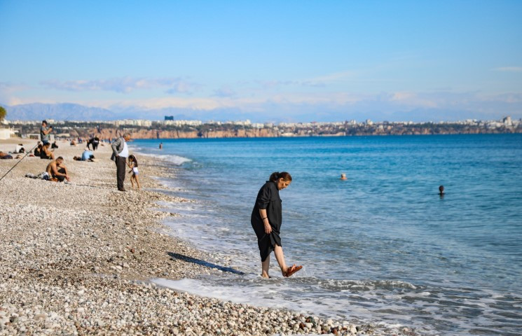  Şiddetli yağışlar yerini güneşe bıraktı, ısınan havayı fırsat bilenler sahile koştu